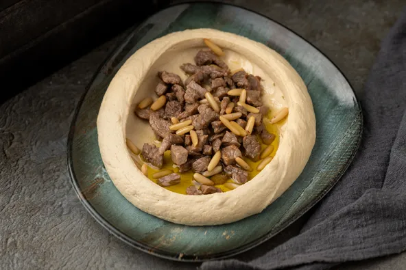 حمص باللحم من مطعم كيوان